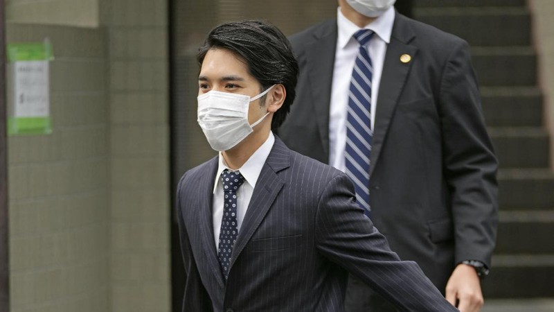 Japan's Princess Mako, right, hugs her sister Princess Kako, watched by her parents Crown Prince Akishino and Crown Princess Kiko, before leaving her home in Akasaka Estate in Tokyo Tuesday, Oct. 26, 2021. Mako and her commoner boyfriend Kei Komuro tied the knot Tuesday without wedding celebration in a marriage that has split the public opinion over her would-be mother-in-law’s financial controversy.  (Koki Sengoku/Kyodo News via AP)
