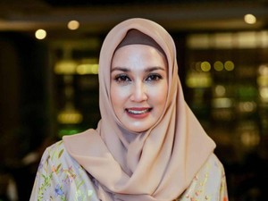 Dina Lorenza Bantah Oplas Usai Disebut Awet Muda