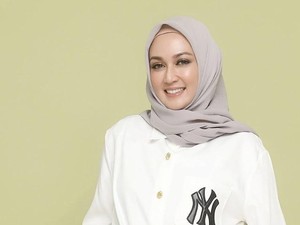 Dina Lorenza Tersipu Malu Disebut Awet Muda