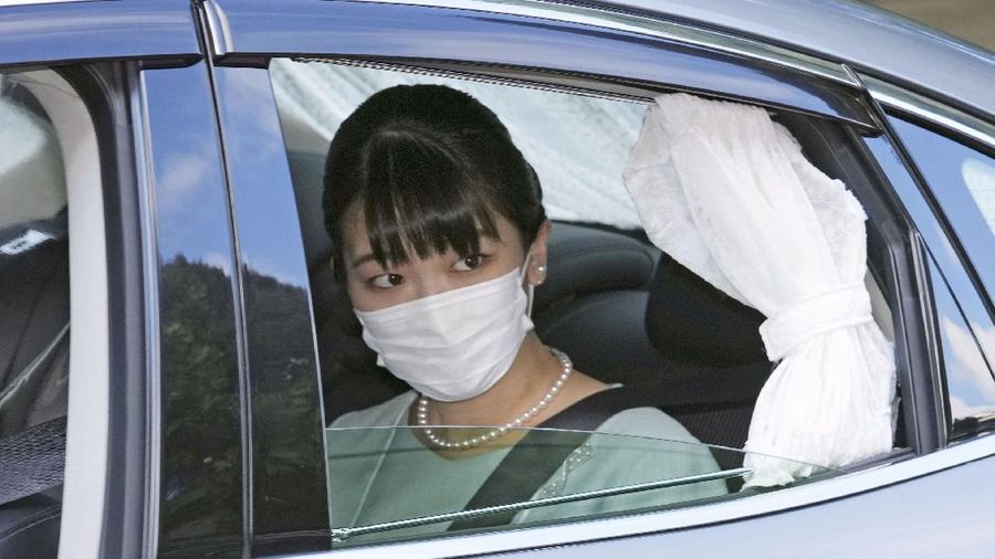 Japan's Princess Mako, right, hugs her sister Princess Kako, watched by her parents Crown Prince Akishino and Crown Princess Kiko, before leaving her home in Akasaka Estate in Tokyo Tuesday, Oct. 26, 2021. Mako and her commoner boyfriend Kei Komuro tied the knot Tuesday without wedding celebration in a marriage that has split the public opinion over her would-be mother-in-law’s financial controversy.  (Koki Sengoku/Kyodo News via AP)
