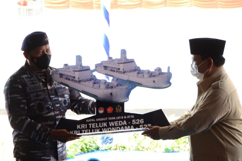 Menhan Prabowo Serahkan Dua Kapal Angkut Tank Produksi Industri Pertahanan Dalam Negeri Kepada TNI AL (Dok Kemenhan) Menhan Prabowo Serahkan Dua Kapal Angkut Tank Produksi Industri Pertahanan Dalam Negeri Kepada TNI AL (Dok Kemenhan)