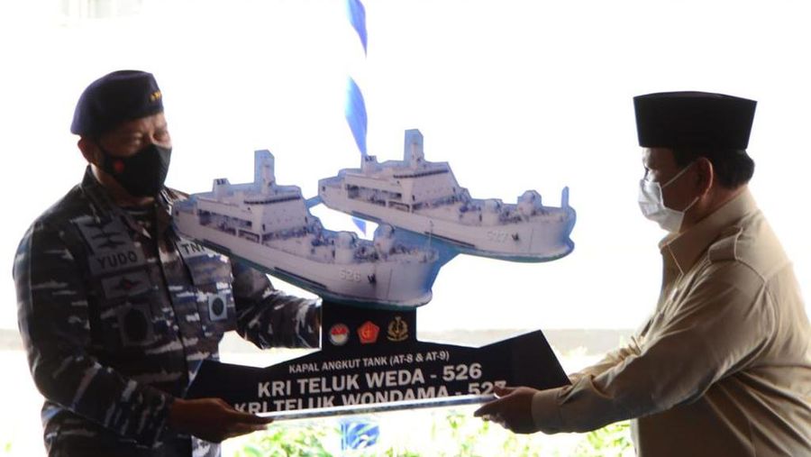 Menhan Prabowo Serahkan Dua Kapal Angkut Tank Produksi Industri Pertahanan Dalam Negeri Kepada TNI AL (Dok Kemenhan)