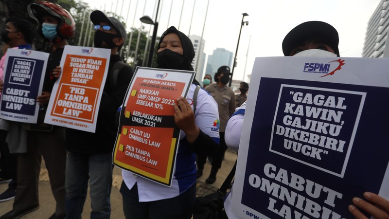 Sejumlah buruh yang tergabung dalam Federasi Serikat Pekerja Metal Indonesia (FSPMI) DKI Jakarta berdemo di depan Balai Kota Jakarta, Selasa (26/10/2021). (CNBC Indonesia/Andrean Kristianto) Sejumlah buruh yang tergabung dalam Federasi Serikat Pekerja Metal Indonesia (FSPMI) DKI Jakarta berdemo di depan Balai Kota Jakarta, Selasa (26/10/2021). (CNBC Indonesia/Andrean Kristianto)
