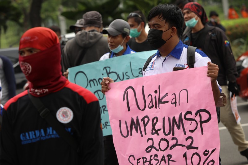 Sejumlah buruh yang tergabung dalam Federasi Serikat Pekerja Metal Indonesia (FSPMI) DKI Jakarta berdemo di depan Balai Kota Jakarta, Selasa (26/10/2021). (CNBC Indonesia/Andrean Kristianto) Sejumlah buruh yang tergabung dalam Federasi Serikat Pekerja Metal Indonesia (FSPMI) DKI Jakarta berdemo di depan Balai Kota Jakarta, Selasa (26/10/2021). (CNBC Indonesia/Andrean Kristianto)