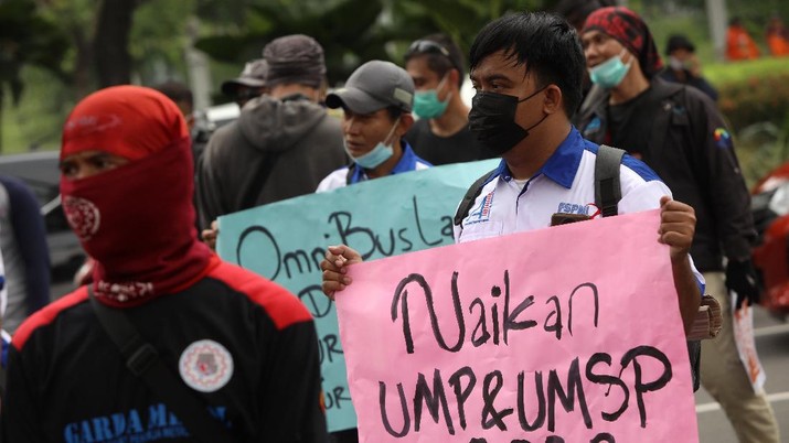 Sejumlah buruh yang tergabung dalam Federasi Serikat Pekerja Metal Indonesia (FSPMI) DKI Jakarta berdemo di depan Balai Kota Jakarta, Selasa (26/10/2021). (CNBC Indonesia/Andrean Kristianto) Sejumlah buruh yang tergabung dalam Federasi Serikat Pekerja Metal Indonesia (FSPMI) DKI Jakarta berdemo di depan Balai Kota Jakarta, Selasa (26/10/2021). (CNBC Indonesia/Andrean Kristianto)