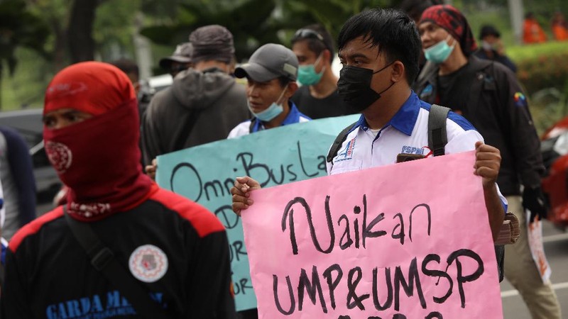Sejumlah buruh yang tergabung dalam Federasi Serikat Pekerja Metal Indonesia (FSPMI) DKI Jakarta berdemo di depan Balai Kota Jakarta, Selasa (26/10/2021). (CNBC Indonesia/Andrean Kristianto)