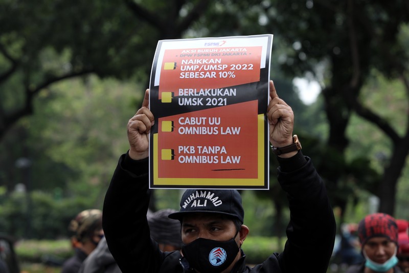 Sejumlah buruh yang tergabung dalam Federasi Serikat Pekerja Metal Indonesia (FSPMI) DKI Jakarta berdemo di depan Balai Kota Jakarta, Selasa (26/10/2021). (CNBC Indonesia/Andrean Kristianto) Sejumlah buruh yang tergabung dalam Federasi Serikat Pekerja Metal Indonesia (FSPMI) DKI Jakarta berdemo di depan Balai Kota Jakarta, Selasa (26/10/2021). (CNBC Indonesia/Andrean Kristianto)