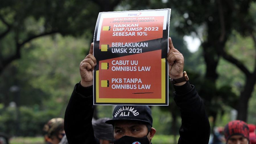 Sejumlah buruh yang tergabung dalam Federasi Serikat Pekerja Metal Indonesia (FSPMI) DKI Jakarta berdemo di depan Balai Kota Jakarta, Selasa (26/10/2021). (CNBC Indonesia/Andrean Kristianto)