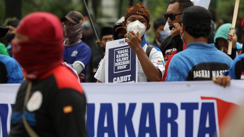 Sejumlah buruh yang tergabung dalam Federasi Serikat Pekerja Metal Indonesia (FSPMI) DKI Jakarta berdemo di depan Balai Kota Jakarta, Selasa (26/10/2021). (CNBC Indonesia/Andrean Kristianto) Sejumlah buruh yang tergabung dalam Federasi Serikat Pekerja Metal Indonesia (FSPMI) DKI Jakarta berdemo di depan Balai Kota Jakarta, Selasa (26/10/2021). (CNBC Indonesia/Andrean Kristianto)