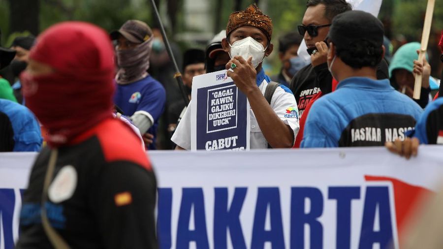 Sejumlah buruh yang tergabung dalam Federasi Serikat Pekerja Metal Indonesia (FSPMI) DKI Jakarta berdemo di depan Balai Kota Jakarta, Selasa (26/10/2021). (CNBC Indonesia/Andrean Kristianto)