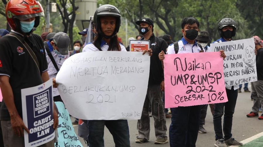 Sejumlah buruh yang tergabung dalam Federasi Serikat Pekerja Metal Indonesia (FSPMI) DKI Jakarta berdemo di depan Balai Kota Jakarta, Selasa (26/10/2021). (CNBC Indonesia/Andrean Kristianto)