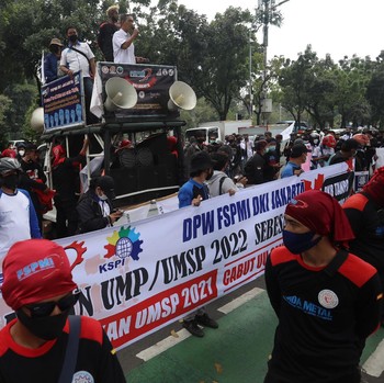 Aksi Buruh Geruduk Kantor Anies Tuntut Kenaikan UMP DKI 2022