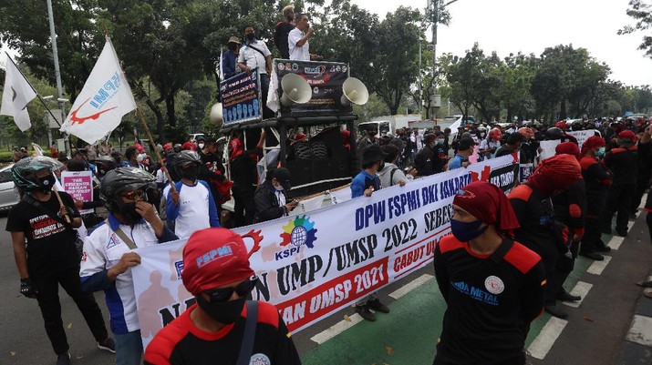 Sejumlah buruh yang tergabung dalam Federasi Serikat Pekerja Metal Indonesia (FSPMI) DKI Jakarta berdemo di depan Balai Kota Jakarta, Selasa (26/10/2021). (CNBC Indonesia/Andrean Kristianto)