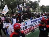 Aksi Buruh Geruduk Kantor Anies Tuntut Kenaikan UMP DKI 2022
