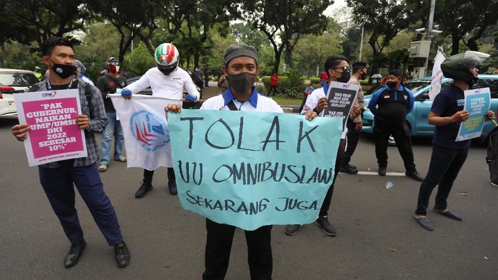 Sejumlah buruh yang tergabung dalam Federasi Serikat Pekerja Metal Indonesia (FSPMI) DKI Jakarta berdemo di depan Balai Kota Jakarta, Selasa (26/10/2021). (CNBC Indonesia/Andrean Kristianto) Sejumlah buruh yang tergabung dalam Federasi Serikat Pekerja Metal Indonesia (FSPMI) DKI Jakarta berdemo di depan Balai Kota Jakarta, Selasa (26/10/2021). (CNBC Indonesia/Andrean Kristianto)