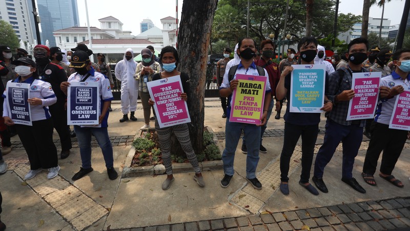 Sejumlah buruh yang tergabung dalam Federasi Serikat Pekerja Metal Indonesia (FSPMI) DKI Jakarta berdemo di depan Balai Kota Jakarta, Selasa (26/10/2021). (CNBC Indonesia/Andrean Kristianto) Sejumlah buruh yang tergabung dalam Federasi Serikat Pekerja Metal Indonesia (FSPMI) DKI Jakarta berdemo di depan Balai Kota Jakarta, Selasa (26/10/2021). (CNBC Indonesia/Andrean Kristianto)