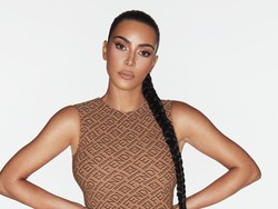 Kim Kardashian Pajang Balon Raksasa Berbikini, Bikin Kaget Pejalan Kaki Kim Kardashian Pajang Balon Raksasa Berbikini, Bikin Kaget Pejalan Kaki
