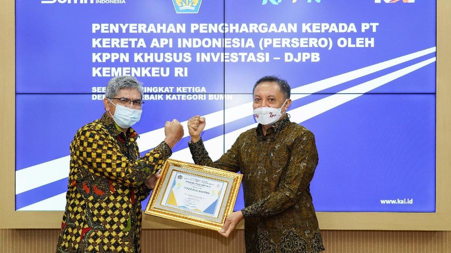Direktur Keuangan KAI Salusra Wijaya (kanan) saat menerima penghargaan dari Kepala KPPN Khusus Investasi Abdullah Syahidin sebagai Peringkat Ketiga Debitur Terbaik Kategori BUMN yang bertempat di Jakarta Railway Centre pada Selasa (26/10)