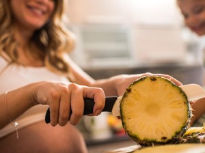 Bumil Makan Nanas dan Durian Bisa Picu Keguguran? Obgyn Ungkap Faktanya