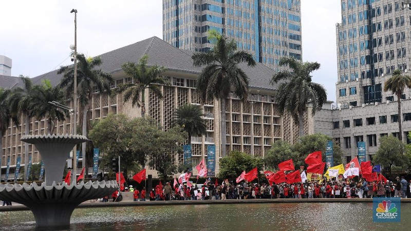 Demo mahasiswa di Patung Kuda, Jakarta, Kamis (28/10/2021). (CNBC Indonesia/Andrean Kristianto)