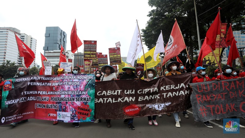 Demo mahasiswa di Patung Kuda, Jakarta, Kamis (28/10/2021). (CNBC Indonesia/Andrean Kristianto)