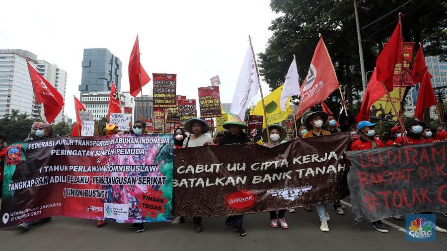 Demo mahasiswa di Patung Kuda, Jakarta, Kamis (28/10/2021). (CNBC Indonesia/Andrean Kristianto)