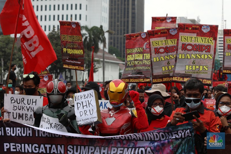 Demo mahasiswa di Patung Kuda, Jakarta, Kamis (28/10/2021). (CNBC Indonesia/Andrean Kristianto)