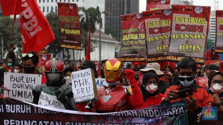 Demo mahasiswa di Patung Kuda, Jakarta, Kamis (28/10/2021). (CNBC Indonesia/Andrean Kristianto)