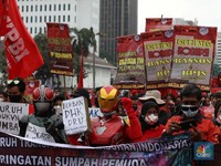 Potret Mahasiswa & Buruh Demo Evaluasi 2 Tahun Jokowi-Ma'ruf