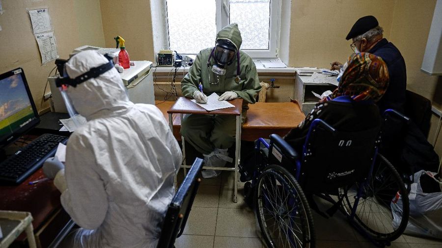 A medical specialist browses medications at the City Clinical Hospital named after S.Botkin, where patients suffering from the coronavirus disease (COVID-19) are treated, in Oryol, Russia October 26, 2021. REUTERS/Maxim Shemetov