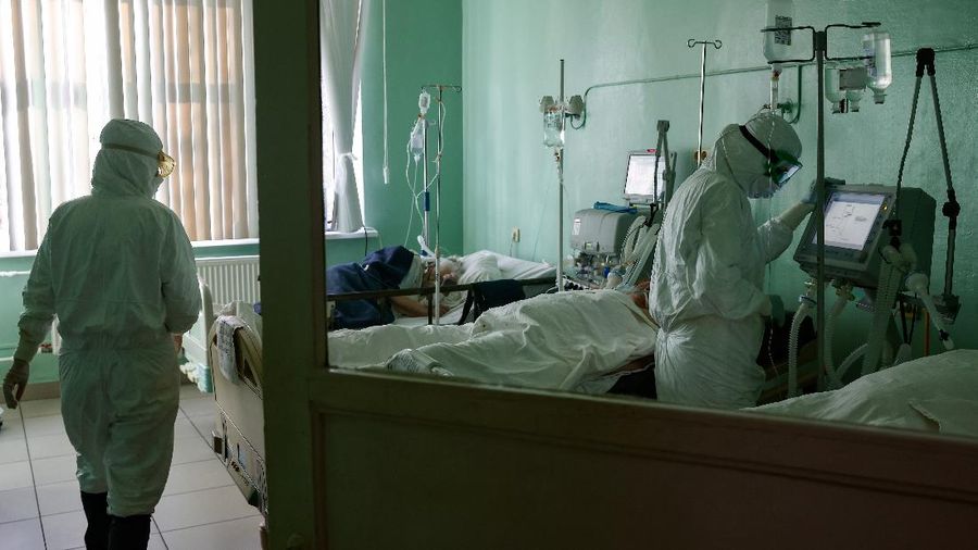 A medical specialist browses medications at the City Clinical Hospital named after S.Botkin, where patients suffering from the coronavirus disease (COVID-19) are treated, in Oryol, Russia October 26, 2021. REUTERS/Maxim Shemetov