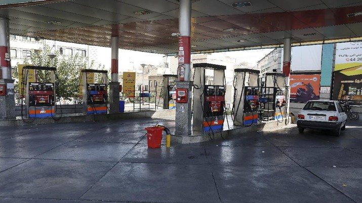 People fill their cars at a gas station in Tehran, Iran Wednesday, Oct. 27, 2021. Iran's President Ebrahim Raisi said Wednesday that a cyberattack which paralyzed every gas station in the Islamic Republic was designed to get 