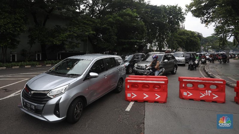 Petugas kepolisian menutup jalan yang menuju ke Istana Negara di kawasan Harmoni, Jakarta, Kamis (28/10/2021). (CNBC Indonesia/Andrean Kristianto)