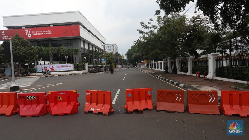 Petugas kepolisian menutup jalan yang menuju ke Istana Negara di kawasan Harmoni, Jakarta, Kamis (28/10/2021). (CNBC Indonesia/Andrean Kristianto)