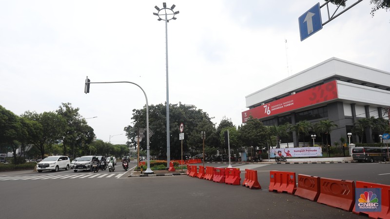 Petugas kepolisian menutup jalan yang menuju ke Istana Negara di kawasan Harmoni, Jakarta, Kamis (28/10/2021). (CNBC Indonesia/Andrean Kristianto)