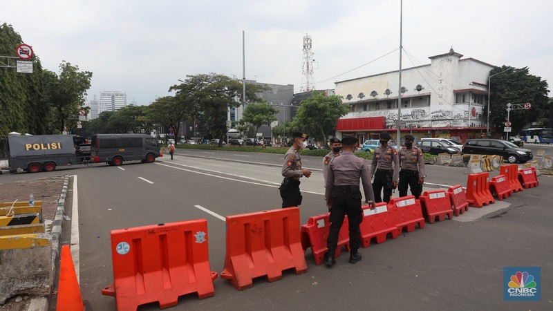 Petugas kepolisian menutup jalan yang menuju ke Istana Negara di kawasan Harmoni, Jakarta, Kamis (28/10/2021). (CNBC Indonesia/Andrean Kristianto)