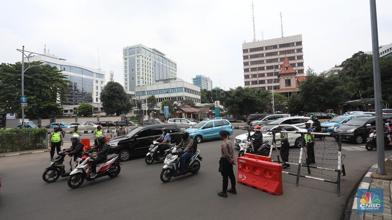 Petugas kepolisian menutup jalan yang menuju ke Istana Negara di kawasan Harmoni, Jakarta, Kamis (28/10/2021). (CNBC Indonesia/Andrean Kristianto)