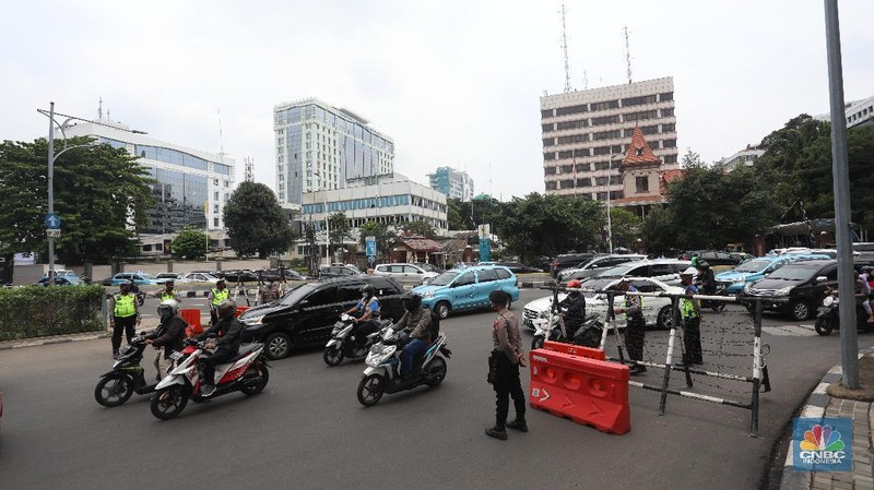 Petugas kepolisian menutup jalan yang menuju ke Istana Negara di kawasan Harmoni, Jakarta, Kamis (28/10/2021). (CNBC Indonesia/Andrean Kristianto)