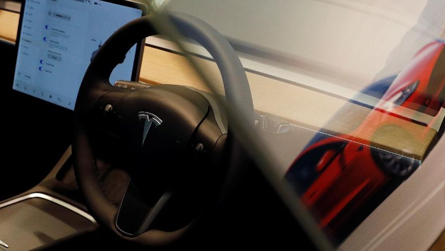 A Tesla model 3 car is seen in their showroom in Singapore October 22, 2021. Picture taken October 22, 2021. REUTERS/Edgar Su