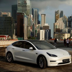 Mobil Tesla Dijual Murah, Asal Mau Tunggu Inden Lama