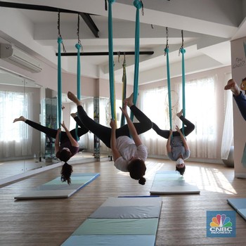 Melihat Serunya Olahraga Unik Aerial Yoga