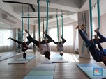 Melihat Serunya Olahraga Unik Aerial Yoga