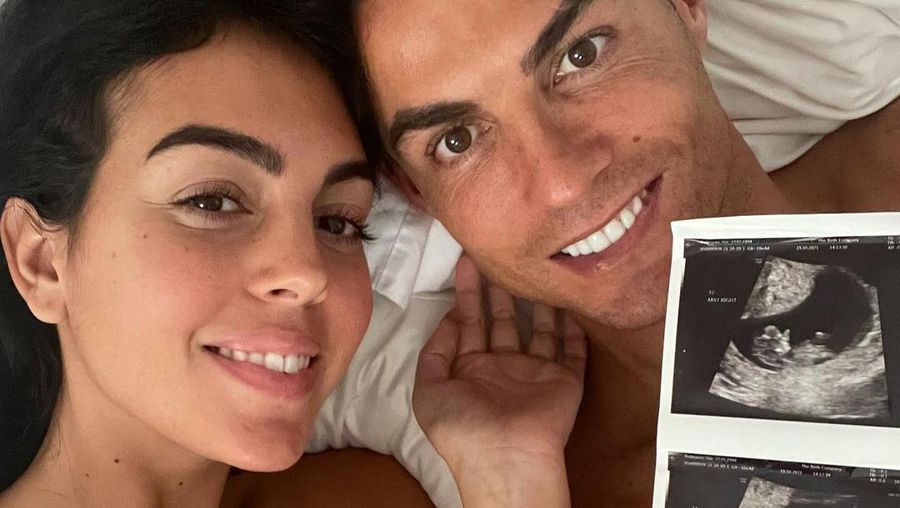 Cristiano Ronaldo dan Georgina Rodriguez saat memperlihatkan Hasil USG Anak Kembarnya (Tangkapan Layar Instagram @georginagio)