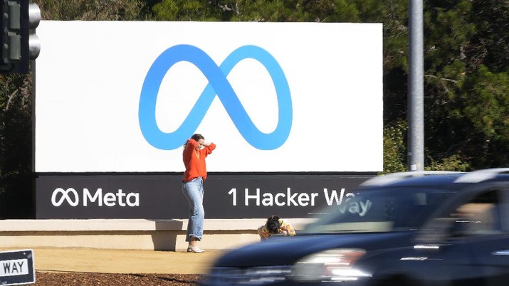 Facebook Metaverse Meta Facebook unveiled their new Meta sign at the company headquarters in Menlo Park, Calif., Thursday, Oct. 28, 2021. An embattled Facebook Inc. is changing its name to Meta Platforms Inc., or Meta for short, to reflect what CEO Mark Zuckerberg says is its commitment to developing the new surround-yourself technology known as the “metaverse.” But the social network itself will still be called Facebook. (AP Photo/Tony Avelar)