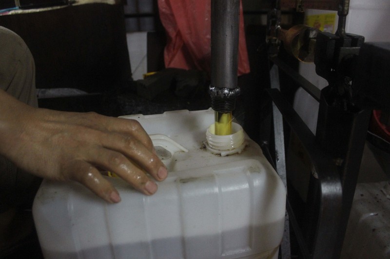 Pekerja memasukkan minyak goreng curah kedalam jiregen minyak di toko agen minyak goreng curah di kawasan Cipete, Jakarta, 29/10. Di tengah mahalnya harga minyak goreng (migor) karena kenaikan minyak sawit mentah (Crude Palm Oil/CPO) hingga 35 persen, membuat industri sawit nasional untung besar. Minyak goreng curah di Jakarta mengalami kenaikan. Untuk satu jeriken ukuran 17 kg dijual dengan harga Rp299.000. Mengutip dari Pusat Informasi Harga Pangan Strategis (PIHPS) Nasional, Senin (25/10/2021), jenis minyak goreng yang mengalami lonjakan adalah minyak goreng kemasan bermerek 1, minyak goreng kemasan bermerek 2, serta minyak goreng curah. Di pasar tradisional kenaikan berkisar Rp 2 ribu sampai Rp 4 ribu per liternya. Harga minyak goreng naik serempak, baik curah maupun kemasan bermerek.  (CNBC Indonesia/ Muhammad Sabki)