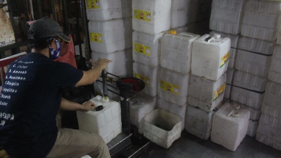 Pekerja memasukkan minyak goreng curah kedalam jiregen minyak di toko agen minyak goreng curah di kawasan Cipete, Jakarta, 29/10. Di tengah mahalnya harga minyak goreng (migor) karena kenaikan minyak sawit mentah (Crude Palm Oil/CPO) hingga 35 persen, membuat industri sawit nasional untung besar. Minyak goreng curah di Jakarta mengalami kenaikan. Untuk satu jeriken ukuran 17 kg dijual dengan harga Rp299.000. Mengutip dari Pusat Informasi Harga Pangan Strategis (PIHPS) Nasional, Senin (25/10/2021), jenis minyak goreng yang mengalami lonjakan adalah minyak goreng kemasan bermerek 1, minyak goreng kemasan bermerek 2, serta minyak goreng curah. Di pasar tradisional kenaikan berkisar Rp 2 ribu sampai Rp 4 ribu per liternya. Harga minyak goreng naik serempak, baik curah maupun kemasan bermerek.  (CNBC Indonesia/ Muhammad Sabki)