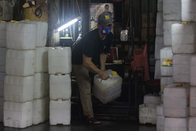 Pekerja memasukkan minyak goreng curah kedalam jiregen minyak di toko agen minyak goreng curah di kawasan Cipete, Jakarta, 29/10. Di tengah mahalnya harga minyak goreng (migor) karena kenaikan minyak sawit mentah (Crude Palm Oil/CPO) hingga 35 persen, membuat industri sawit nasional untung besar. Minyak goreng curah di Jakarta mengalami kenaikan. Untuk satu jeriken ukuran 17 kg dijual dengan harga Rp299.000. Mengutip dari Pusat Informasi Harga Pangan Strategis (PIHPS) Nasional, Senin (25/10/2021), jenis minyak goreng yang mengalami lonjakan adalah minyak goreng kemasan bermerek 1, minyak goreng kemasan bermerek 2, serta minyak goreng curah. Di pasar tradisional kenaikan berkisar Rp 2 ribu sampai Rp 4 ribu per liternya. Harga minyak goreng naik serempak, baik curah maupun kemasan bermerek.  (CNBC Indonesia/ Muhammad Sabki)