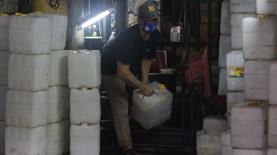 Pekerja memasukkan minyak goreng curah kedalam jiregen minyak di toko agen minyak goreng curah di kawasan Cipete, Jakarta, 29/10. Di tengah mahalnya harga minyak goreng (migor) karena kenaikan minyak sawit mentah (Crude Palm Oil/CPO) hingga 35 persen, membuat industri sawit nasional untung besar. Minyak goreng curah di Jakarta mengalami kenaikan. Untuk satu jeriken ukuran 17 kg dijual dengan harga Rp299.000. Mengutip dari Pusat Informasi Harga Pangan Strategis (PIHPS) Nasional, Senin (25/10/2021), jenis minyak goreng yang mengalami lonjakan adalah minyak goreng kemasan bermerek 1, minyak goreng kemasan bermerek 2, serta minyak goreng curah. Di pasar tradisional kenaikan berkisar Rp 2 ribu sampai Rp 4 ribu per liternya. Harga minyak goreng naik serempak, baik curah maupun kemasan bermerek.  (CNBC Indonesia/ Muhammad Sabki)