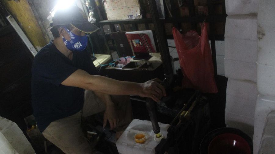 Pekerja memasukkan minyak goreng curah kedalam jiregen minyak di toko agen minyak goreng curah di kawasan Cipete, Jakarta, 29/10. Di tengah mahalnya harga minyak goreng (migor) karena kenaikan minyak sawit mentah (Crude Palm Oil/CPO) hingga 35 persen, membuat industri sawit nasional untung besar. Minyak goreng curah di Jakarta mengalami kenaikan. Untuk satu jeriken ukuran 17 kg dijual dengan harga Rp299.000. Mengutip dari Pusat Informasi Harga Pangan Strategis (PIHPS) Nasional, Senin (25/10/2021), jenis minyak goreng yang mengalami lonjakan adalah minyak goreng kemasan bermerek 1, minyak goreng kemasan bermerek 2, serta minyak goreng curah. Di pasar tradisional kenaikan berkisar Rp 2 ribu sampai Rp 4 ribu per liternya. Harga minyak goreng naik serempak, baik curah maupun kemasan bermerek.  (CNBC Indonesia/ Muhammad Sabki)