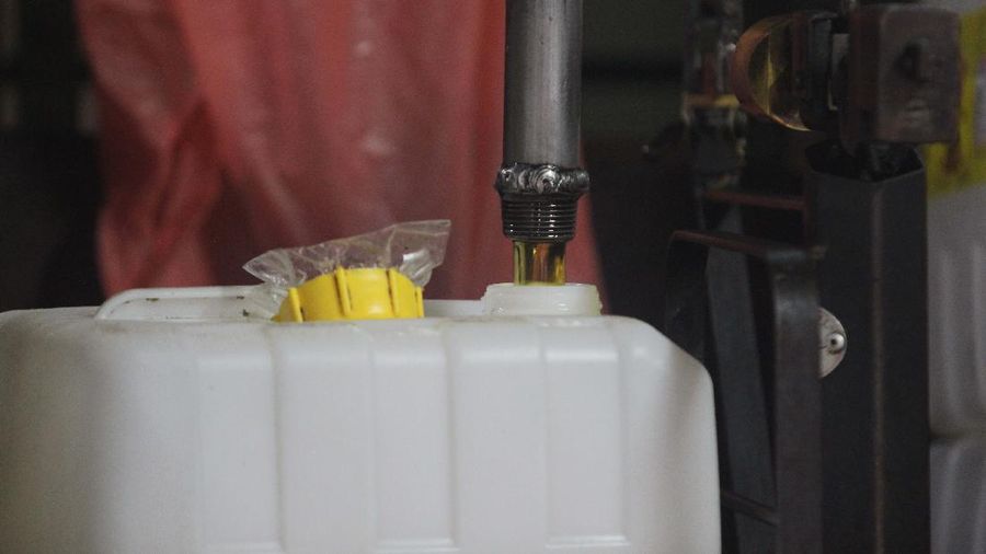Pekerja memasukkan minyak goreng curah kedalam jiregen minyak di toko agen minyak goreng curah di kawasan Cipete, Jakarta, 29/10. Di tengah mahalnya harga minyak goreng (migor) karena kenaikan minyak sawit mentah (Crude Palm Oil/CPO) hingga 35 persen, membuat industri sawit nasional untung besar. Minyak goreng curah di Jakarta mengalami kenaikan. Untuk satu jeriken ukuran 17 kg dijual dengan harga Rp299.000. Mengutip dari Pusat Informasi Harga Pangan Strategis (PIHPS) Nasional, Senin (25/10/2021), jenis minyak goreng yang mengalami lonjakan adalah minyak goreng kemasan bermerek 1, minyak goreng kemasan bermerek 2, serta minyak goreng curah. Di pasar tradisional kenaikan berkisar Rp 2 ribu sampai Rp 4 ribu per liternya. Harga minyak goreng naik serempak, baik curah maupun kemasan bermerek.  (CNBC Indonesia/ Muhammad Sabki)